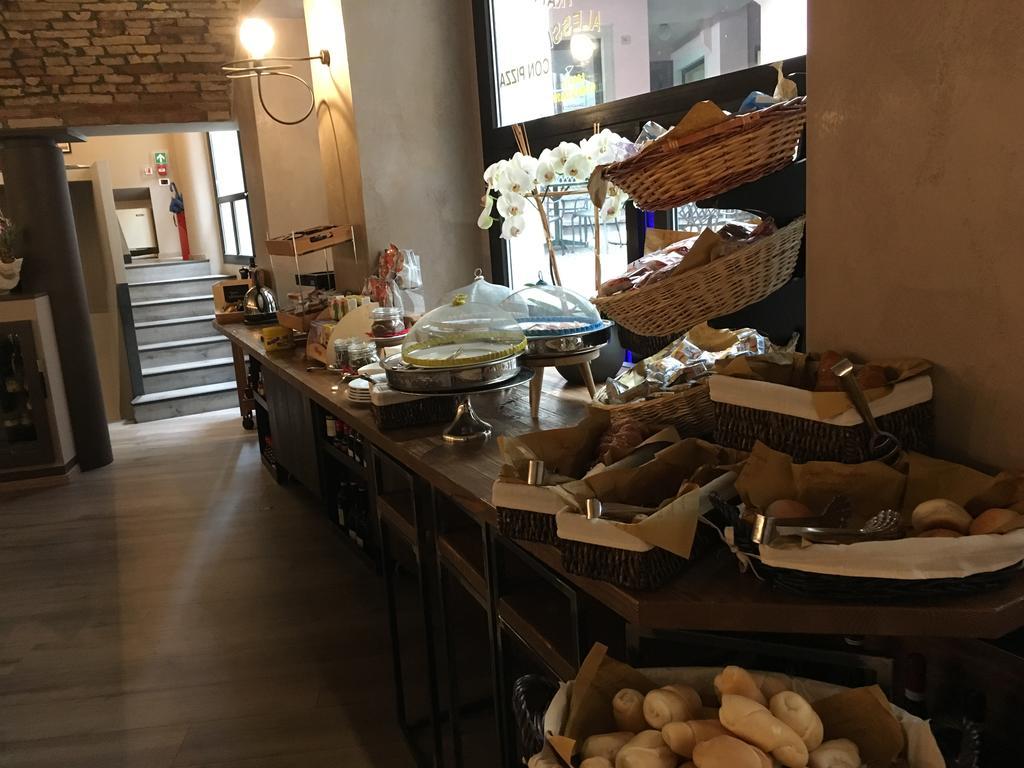 Alessi Hotel Trattoria Дезенцано-дель-Гарда Екстер'єр фото