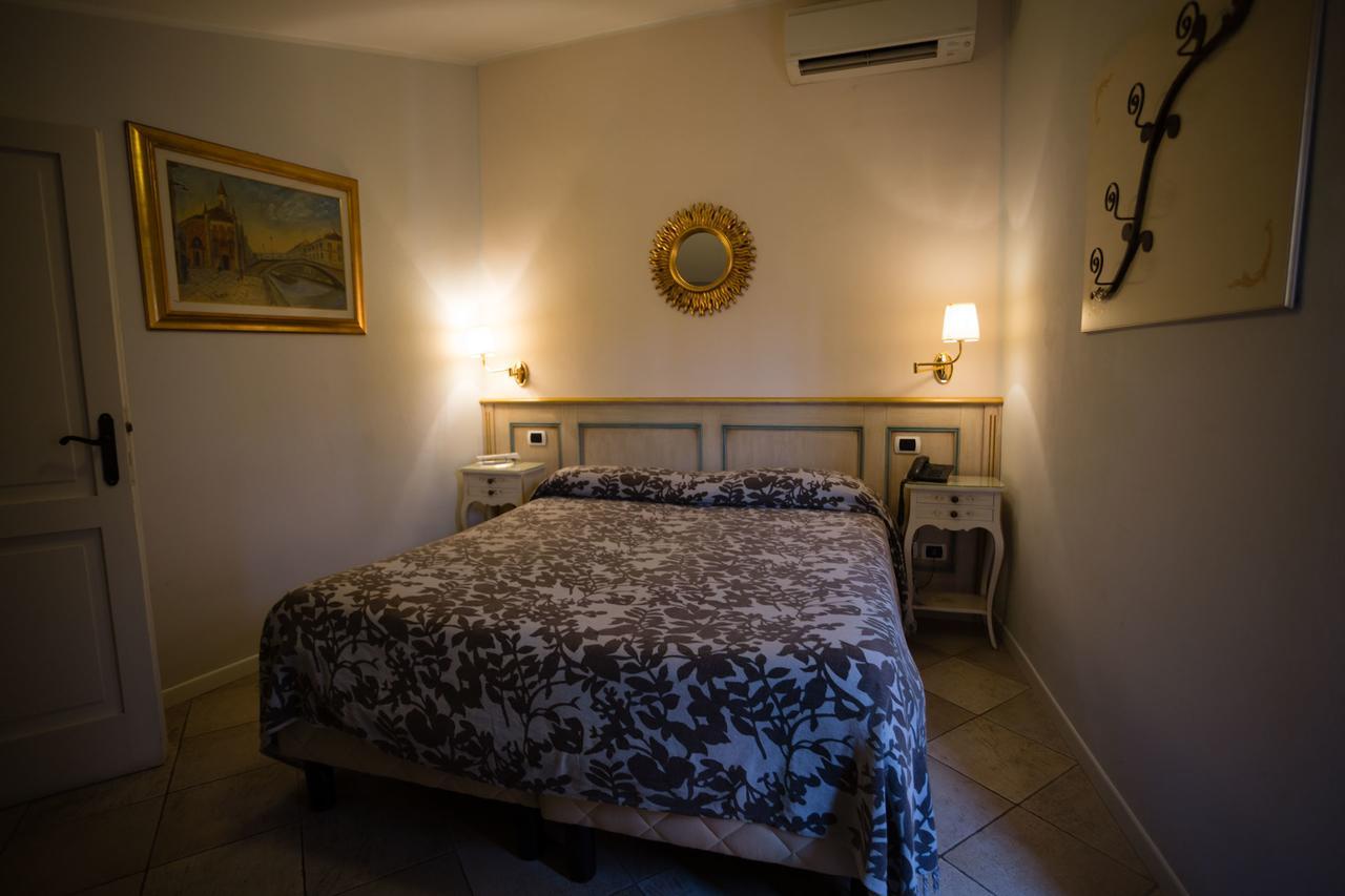 Alessi Hotel Trattoria Дезенцано-дель-Гарда Екстер'єр фото